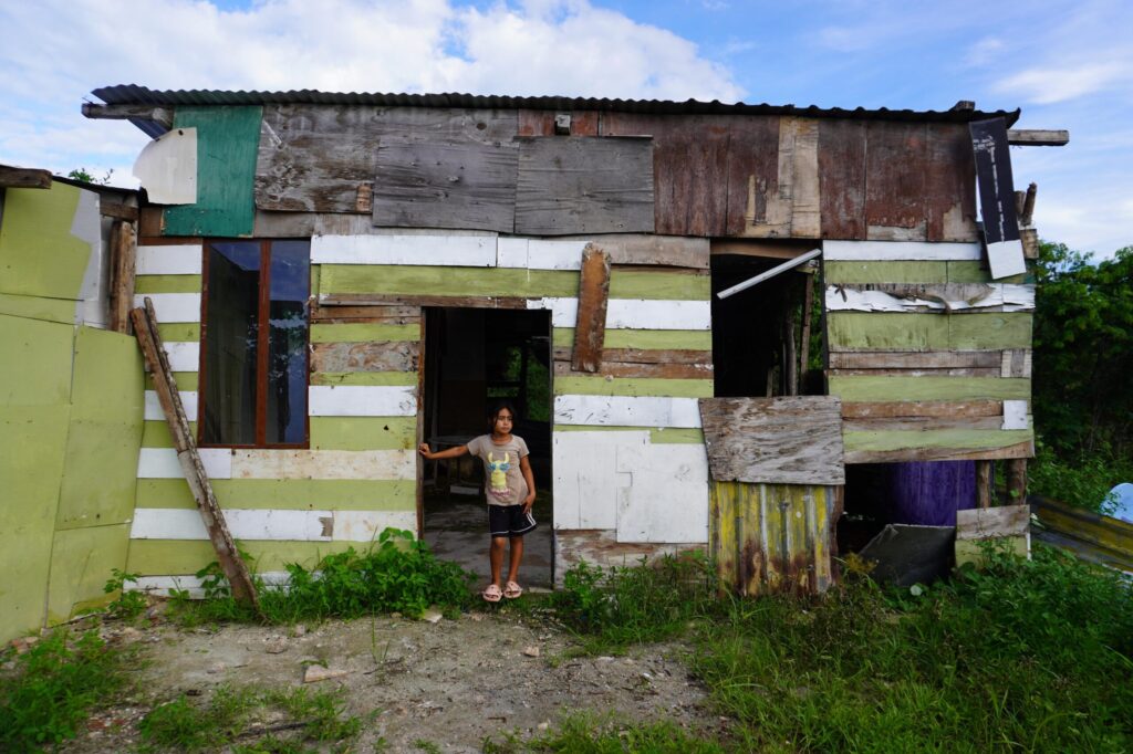 Las infancias en asentamientos irregulares viven en lugares inhóspitos, peligrosos y donde se les vulneran sus derechos básicos. Crédito: Ricardo Hernández
